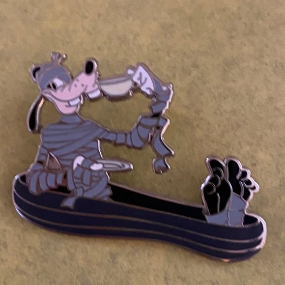 Disney Accessories - Disneyland Goofy as Mummy Haunted Mansion (2011)